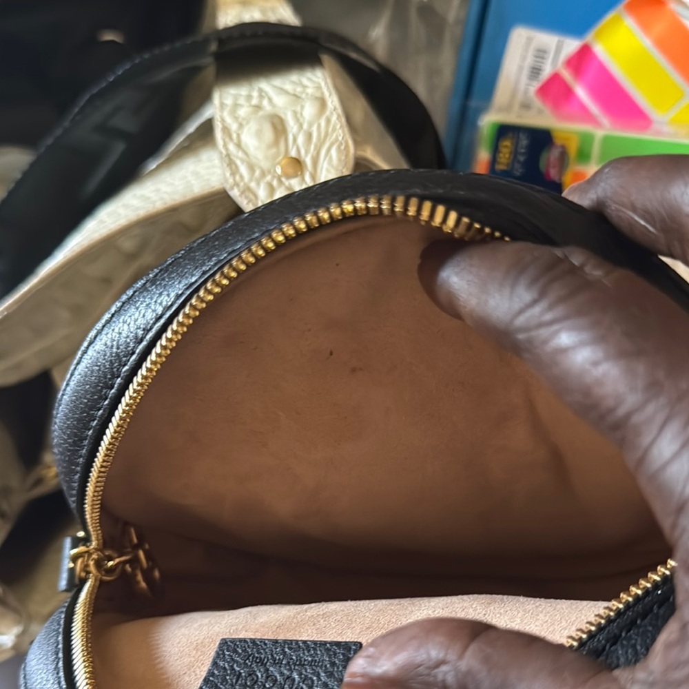 Gucci Black and Gold Crossbody Bag with Iconic GG Logo - Picture 4 of 7